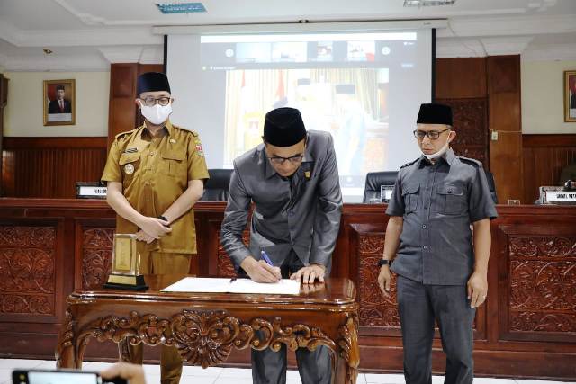 Ketua DPRD Bukittinggi tandatangani persetujuan awal RPJMD 2021-2026 disaksikan Walikota Erman Safar.